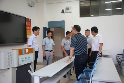 说明: E:\办公资料\照片与视频\贵阳学院工作图片\2020年\8月\27日——校领导检查学生寝室、食堂、超市、教室为开学作准备。\精选图片\AB3A0099.JPG