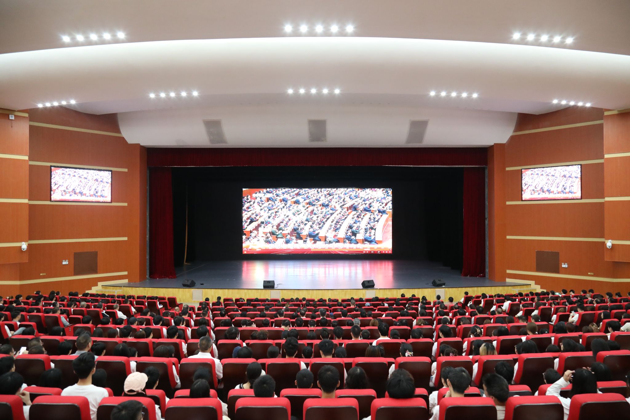 贵阳学院组织集中观看庆祝中国共产党成立105周年大会